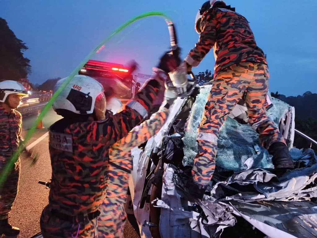 Dua maut, pacuan empat roda rempuh belakang lori muatan baja