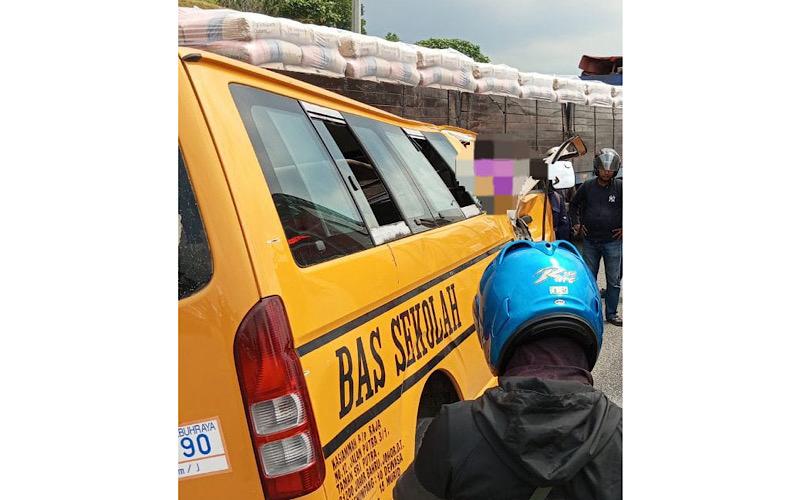 Van sekolah terlibat kemalangan dengan treler