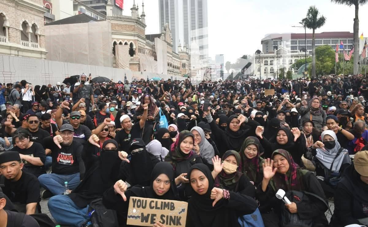 Yang hancur bukan kerajaan tapi bangsa sendiri