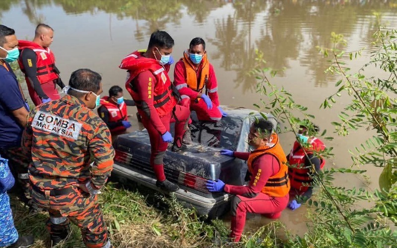 Pemandu mengantuk dipercayai punca kereta terbabas, terhumban dalam sungai