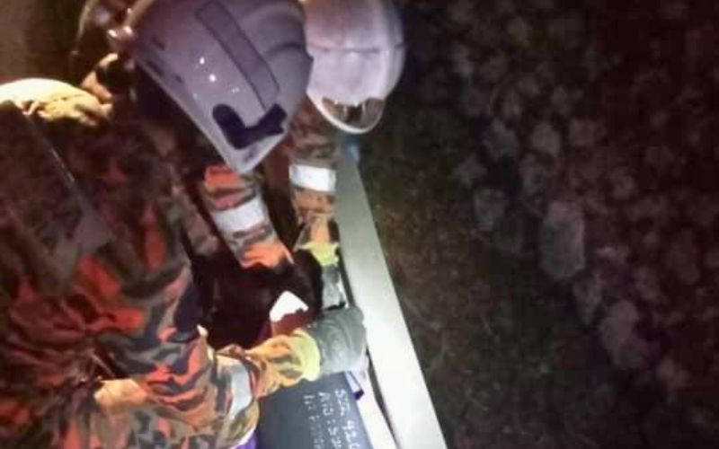 Motosikal terbabas, lelaki cedera tersepit besi penghadang
