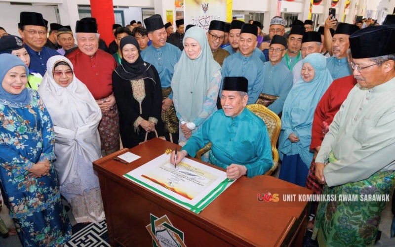 TYT, isteri semarakkan Majlis Kesyukuran Hari Sarawak di Miri