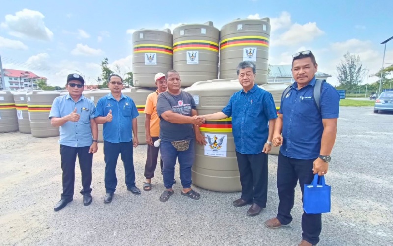 Sarawak agih 1,170 tangki air kepada penduduk Beting Maro