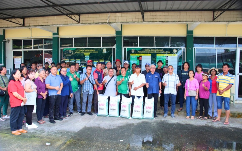 Lebih 1,700 pekebun kecil Saratok terima bantuan baja RM3.47 juta