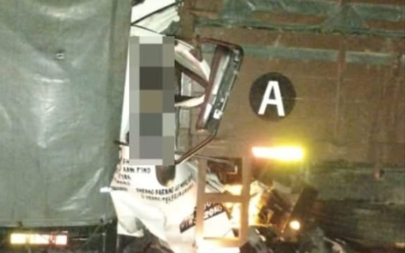 Pemandu lori telur maut langgar belakang lori tembikai