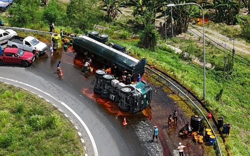 Lori tangki bawa 34 tan CPO terbalik di Jalan Segama