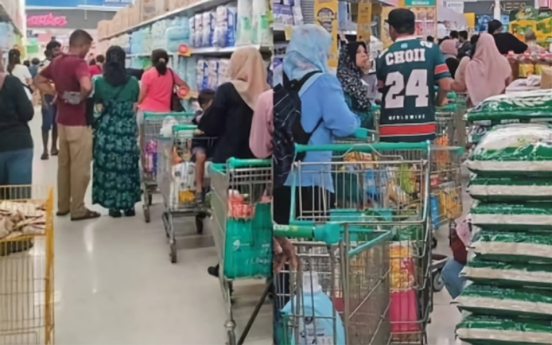Orang ramai sanggup beratur panjang tebus bantuan SARA RM100