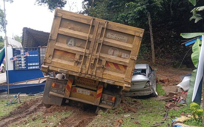 Polis bantuan cedera, pondok kawalan dirempuh treler