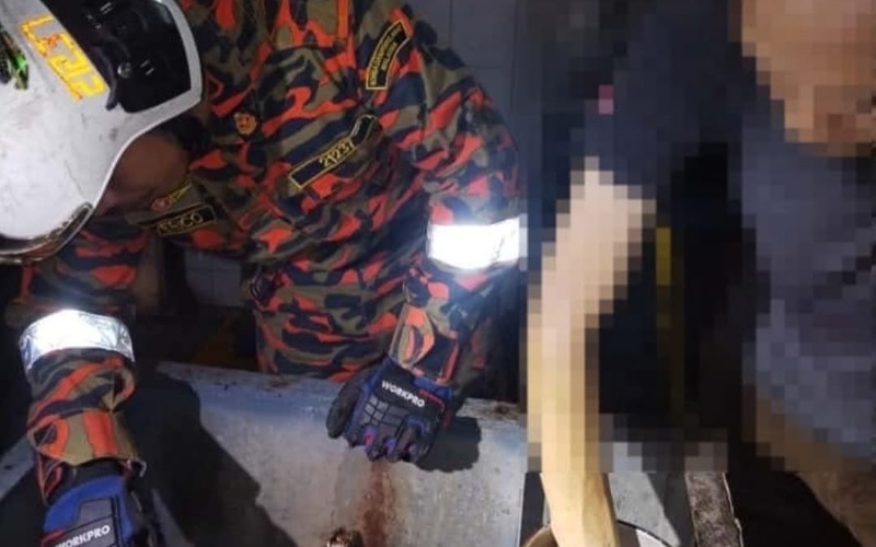 Tangan cedera tersepit mesin pengisar daging