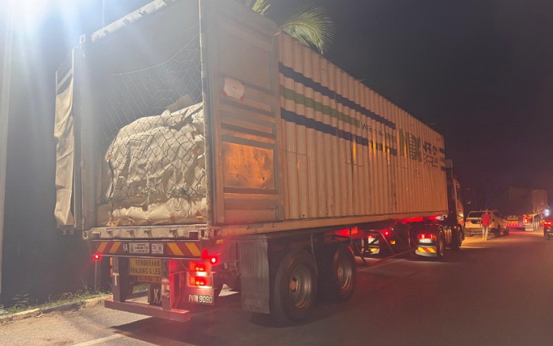 Lebih 55 tan tepung tanpa label bernilai RM1.4 juta dirampas PGA