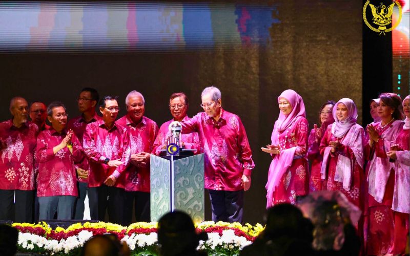 TYT Sarawak, isteri meriahkan sambutan Hari Malaysia Peringkat Sarawak 2025