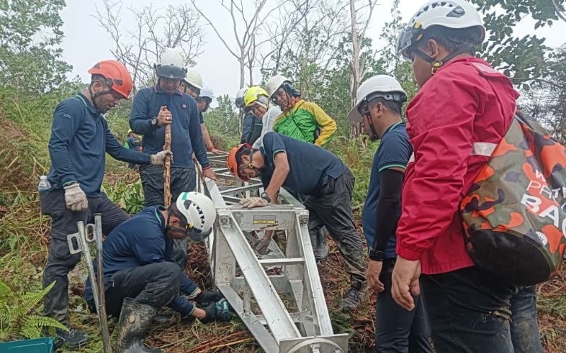 Usaha pulih tiang menara di Sarapung diteruskan walaupun hujan lebat