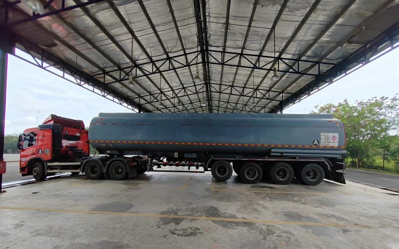 Pemandu lori ditahan bersama 30,030 liter petrol disyaki cuba diseludup ke Thailand