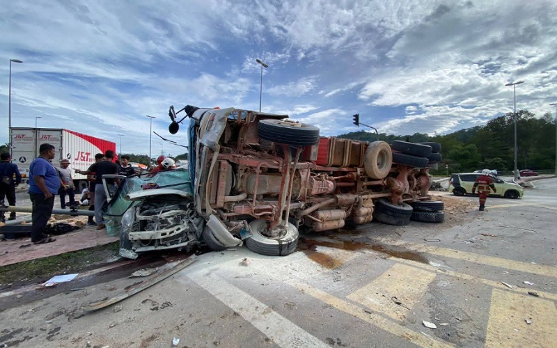 6 nyaris maut dirempuh lori tanah