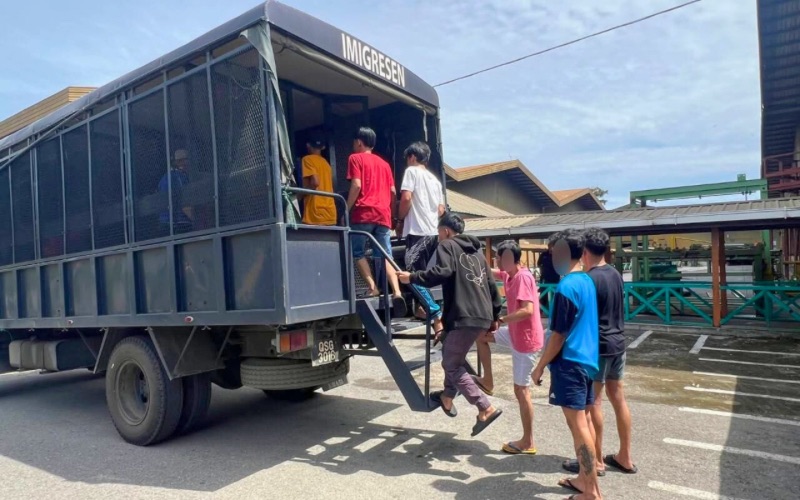 203 warga asing ditahan dalam serbuan awal pagi di Bintulu