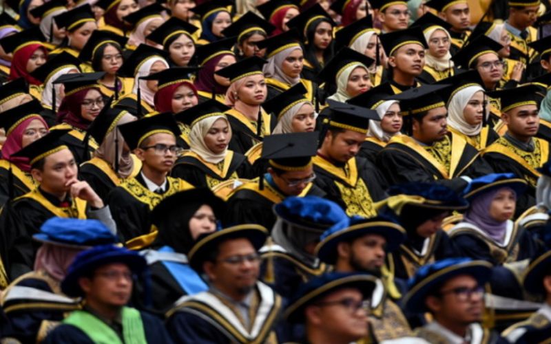 Pendidikan percuma untuk pelajar miskin: Janji MADANI ditunai, janji PN terkulai