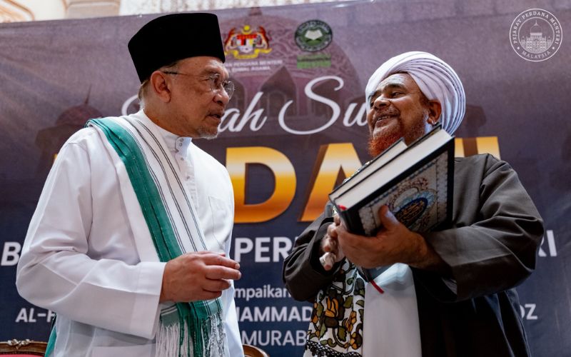 Malaysia serah naskah Mushaf Tarim kepada Al-Habib Umar Hafez