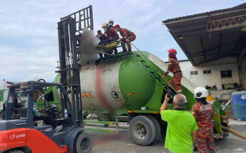 Warga emas maut atas lori tangki simen