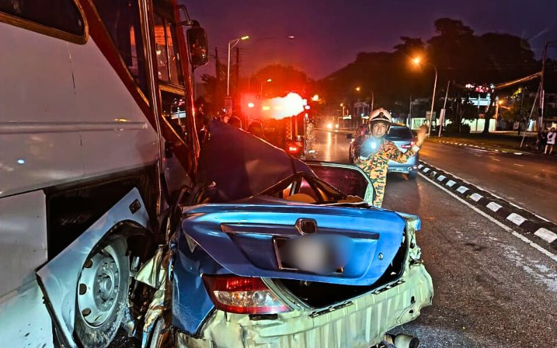 Lelaki cedera dalam kemalangan akibat langgar bas di Tabuan Jaya