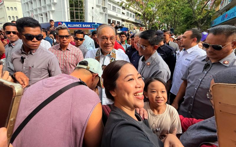 PMX turun padang, santuni peniaga, warga di Pasar Minggu Gaya Street
