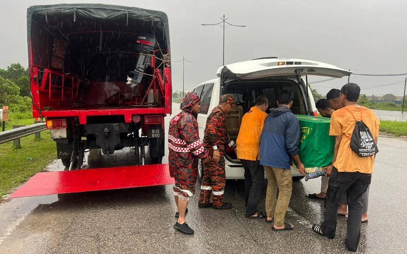 Bomba bantu pindah jenazah lepasi kawasan banjir
