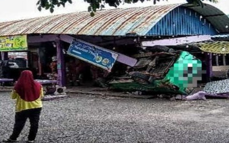 MPV terbabas langgar gerai, pemandu cedera