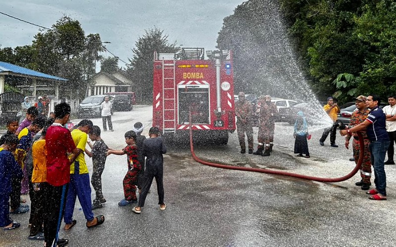 Peserta mandi air bomba, simbolik sebelum dikhatan