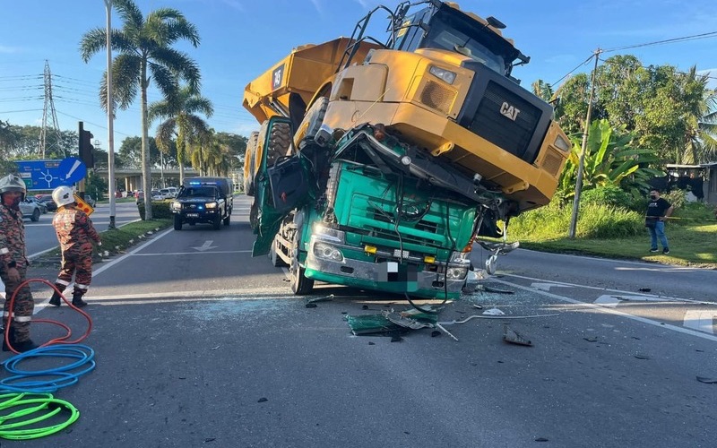 Pemandu, kelindan treler maut dihempap kenderaan berat di Miri
