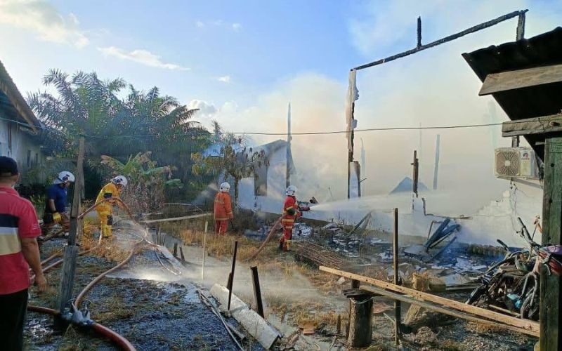 Rumah dua tingkat hangus di Kampung Hulu Sesang, Kabong