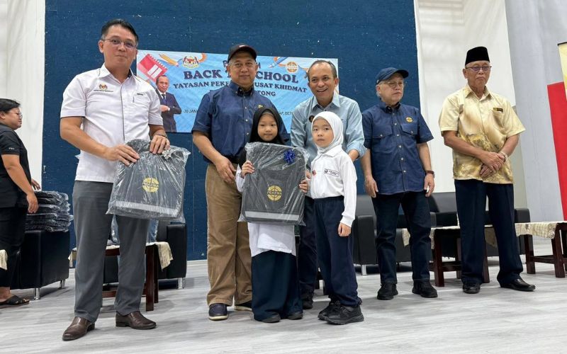1,030 murid Betong terima bantuan persekolahan