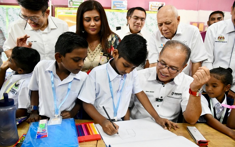 Lebih 60,000 murid, pelajar mula terima kit Tunas Makmur