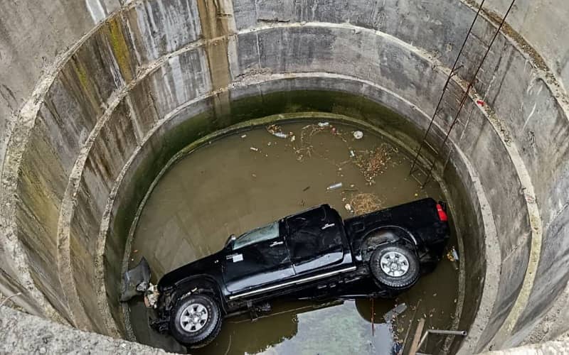 Lelaki maut 4WD masuk pembentungan, elak van tukar lorong