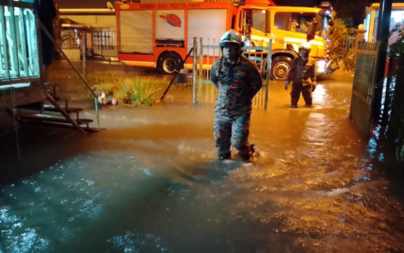 Bomba pantau keadaan banjir di Taman Merpati Batu 7