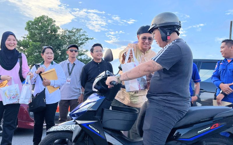 Hanifah santuni penduduk Oya dan Dalat, agih 800 pek bubur pedas