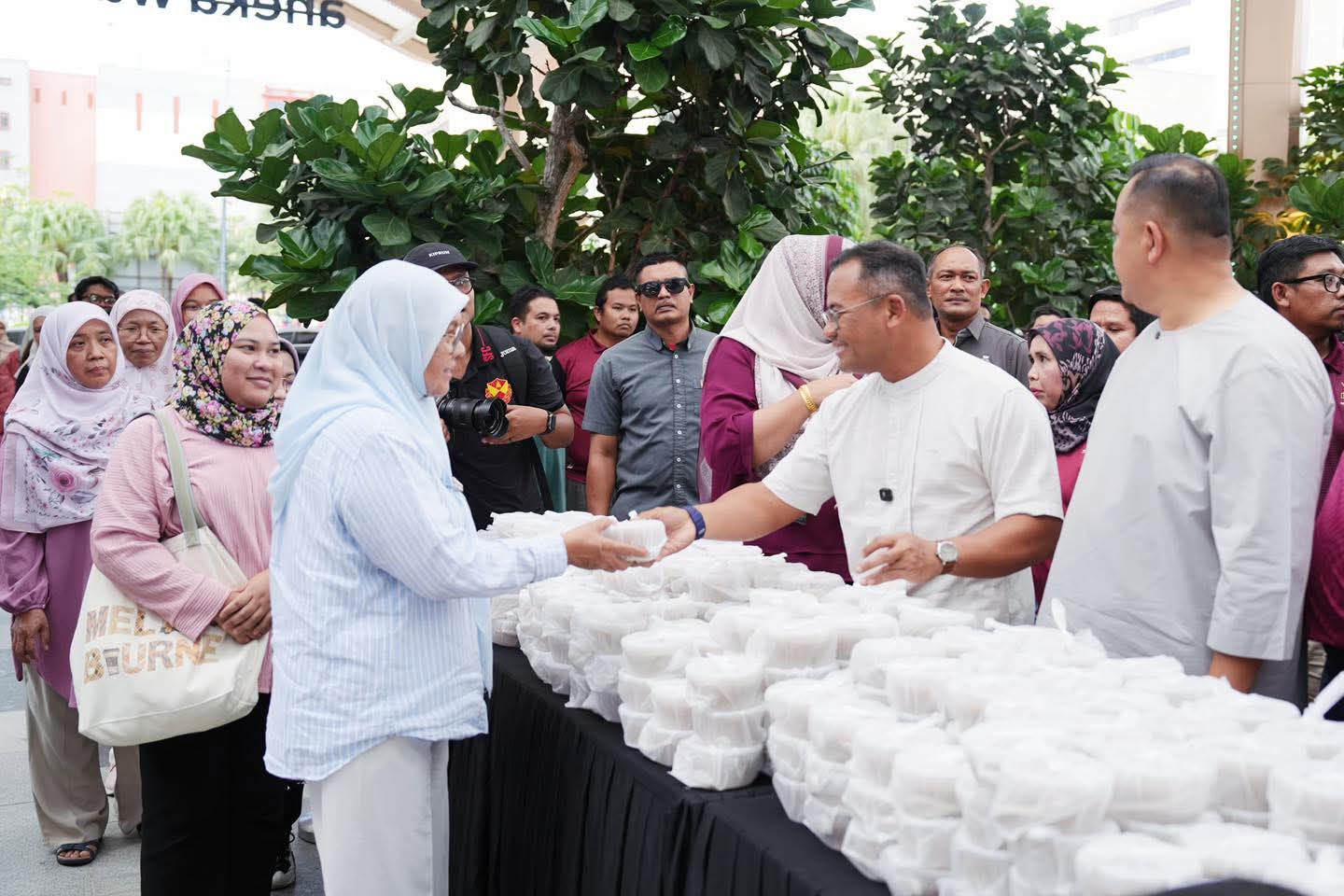 Amirudin turun padang agih 6,000 bubur lambuk