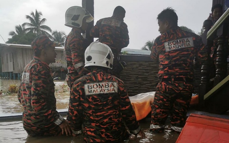 Banjir Lahad Datu: Bomba selamatkan warga emas, individu lumpuh