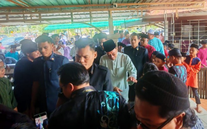PMX solat Jumaat bersama rakyat di Masjid Nurul Hidayah, Kuala Langat