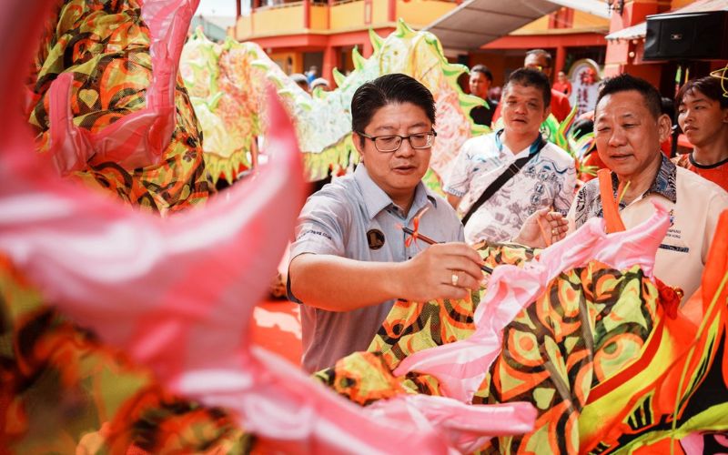 Ewon sumbang 22 kepala singa dan naga kepada persatuan Cina Penampang