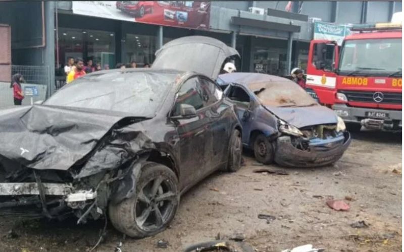 Tesla hilang kawalan langgar tiga kenderaan
