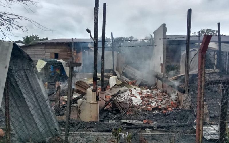 Sebuah rumah kuarters Klinik Kesihatan Tongod hangus dijilat api