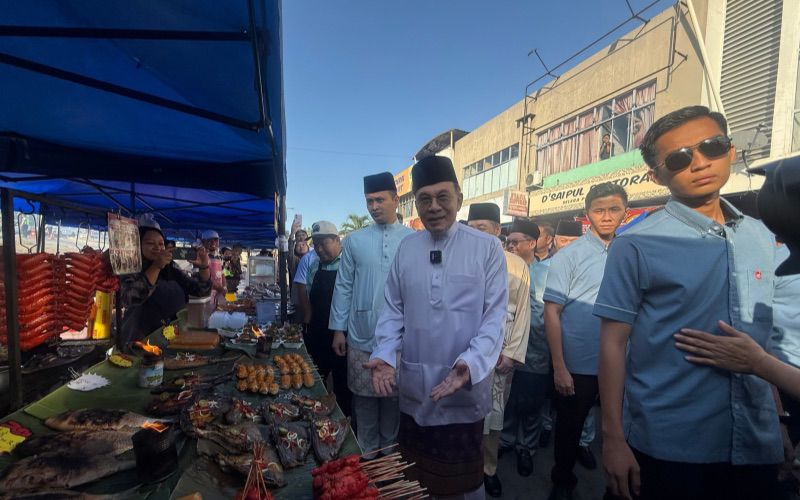 PM Anwar tinjau Bazar Ramadan UA
