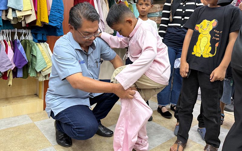 Mustapha ceriakan 50 murid asnaf beli baju raya