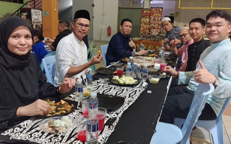 Dapur Siswa UMS meriah, 150 pelajar sertai aktiviti rewang dan iftar bersama pengurusan