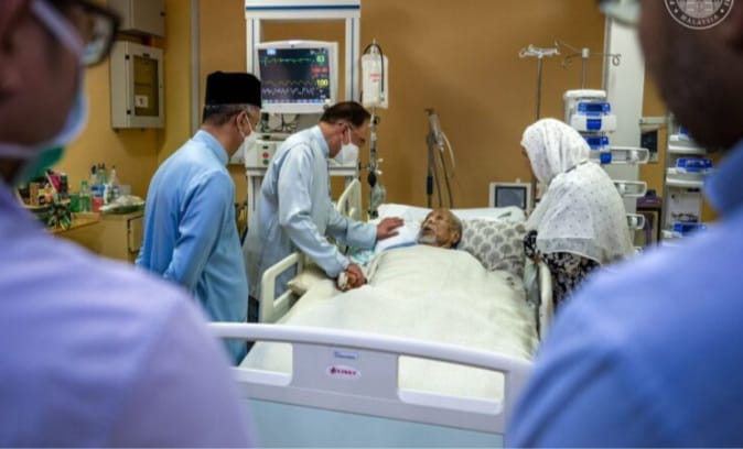Anwar ziarah Mursyidul Am Pas di Hospital Pulau Pinang