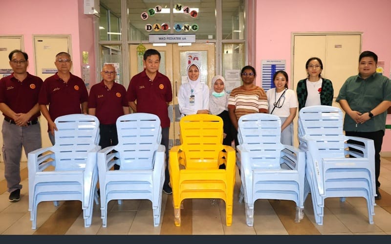 Wad Pediatrik Hospital Lahad Datu terima kerusi plastik