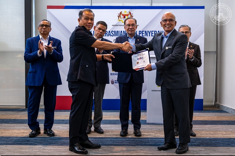 Anwar tekan pendidikan, penguatkuasaan perangi penipuan dalam talian