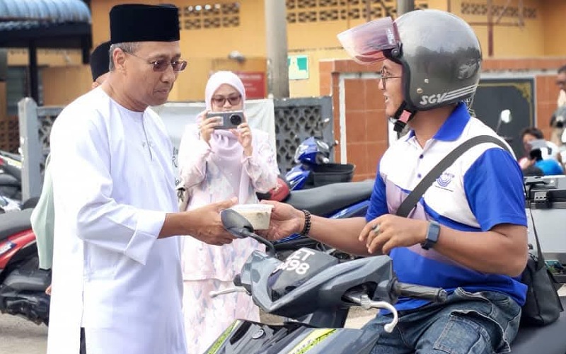 UMNO Pekan agih bubur lambuk, berbuka bersama penduduk