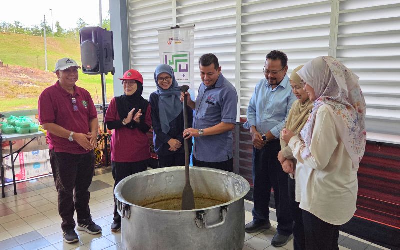 BKKI JaPen Sarawak agih bubur lambuk, perkukuh silaturahim kakitangan