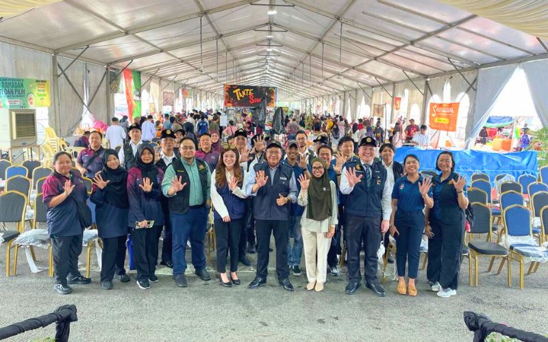 PKD Kuching turun padang santuni peniaga Bazar Ramadan Stutong