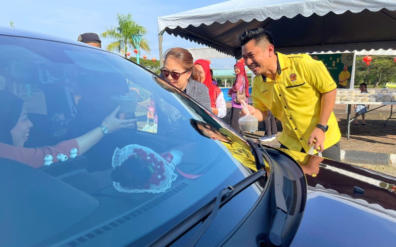 Lebih 1,000 pek bubur lambuk diagih kepada orang ramai di Dataran Pehin Setia Raja